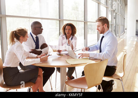 Quattro colleghi di lavoro in una riunione del team Foto Stock