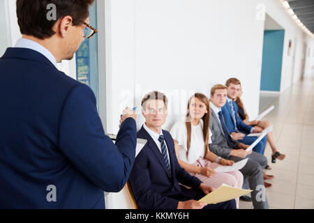 Selezionatore di indirizzamento dei candidati di lavoro in attesa di interviste Foto Stock