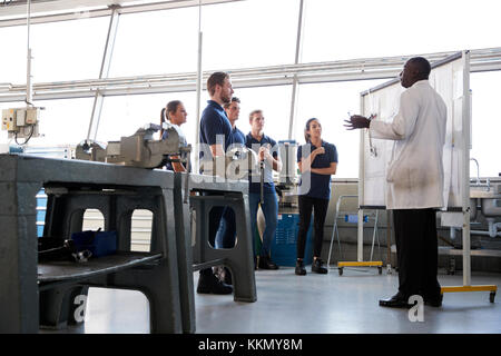 Engineering apprendisti stand ad una presentazione del corso di formazione, angolo basso Foto Stock