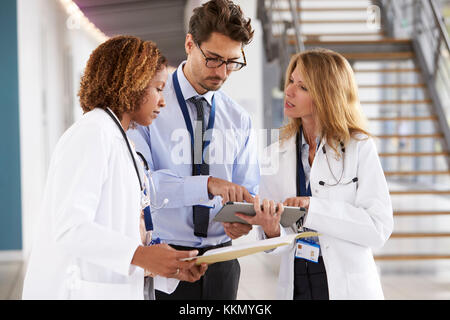 Tre giovani maschi e femmine medici consulting Foto Stock