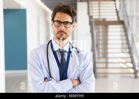 Ritratto di un maschio sorridente medico con stetoscopio, close up Foto Stock
