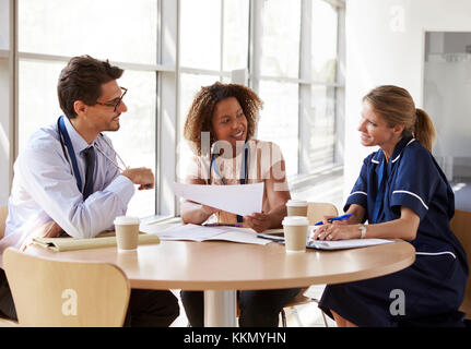 Senior healthcare di consultazione in una sala riunioni, close up Foto Stock