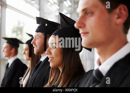 Felice laureati in malte e abiti, testa e spalle Foto Stock