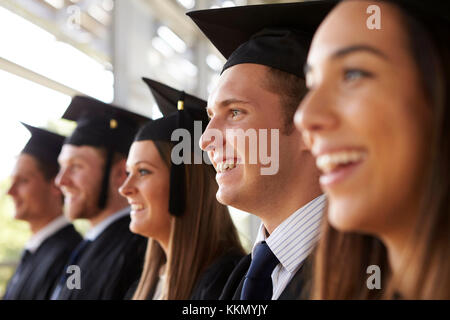 Felice laureati in malte e abiti, testa e spalle Foto Stock