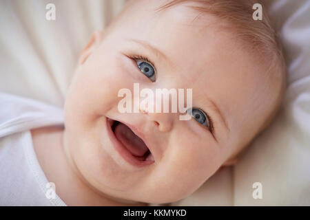 Tettuccio di colpo di Happy Baby Boy giacente sul letto dei genitori Foto Stock