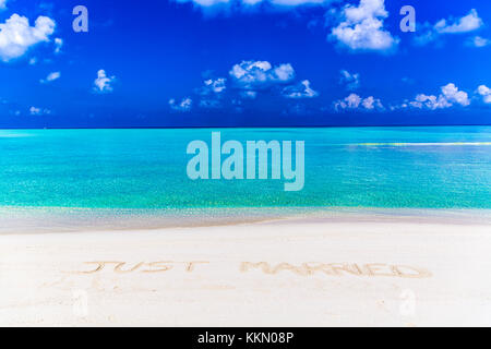 Messaggio di appena sposato Scritta sulla sabbia delle Maldive. Foto Stock