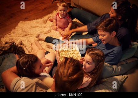 Vista aerea della famiglia godersi una serata di cinema in casa insieme Foto Stock