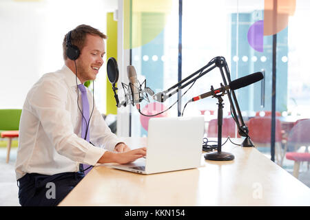 Felice giovane registrare un podcast, close up Foto Stock