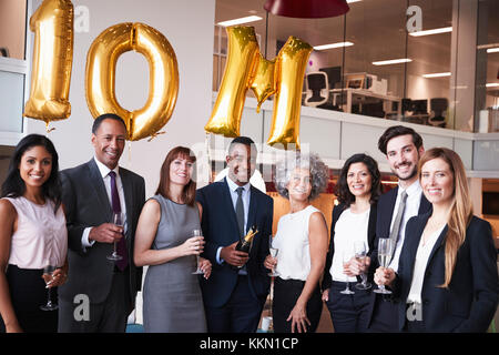 La gente di affari celebrare target di riunione in ufficio Foto Stock