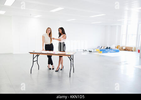 Imprenditrici discutendo piani per office interior design Foto Stock