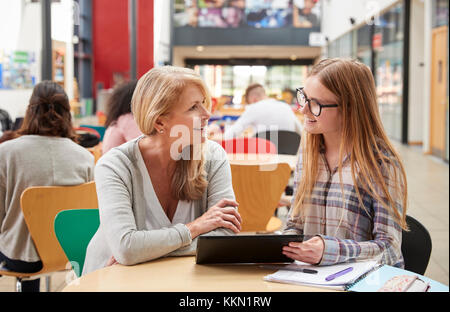 Insegnante parla di studente in area comunale del Campus Universitario Foto Stock