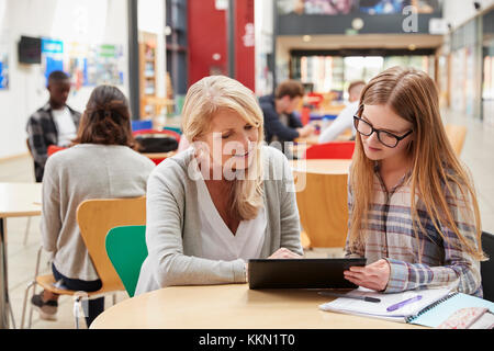 Insegnante parla di studente in area comunale del Campus Universitario Foto Stock