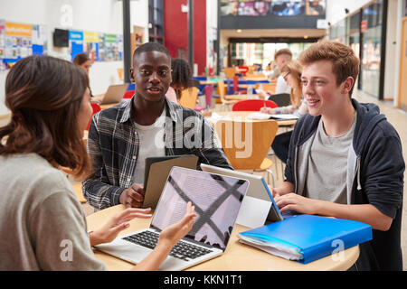 Insegnante parla agli studenti in area comunale del Campus Universitario Foto Stock