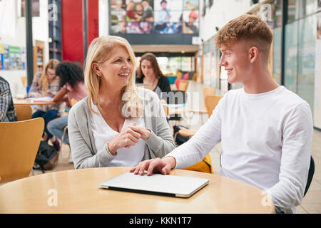 Insegnante parla di studente in area comunale del Campus Universitario Foto Stock