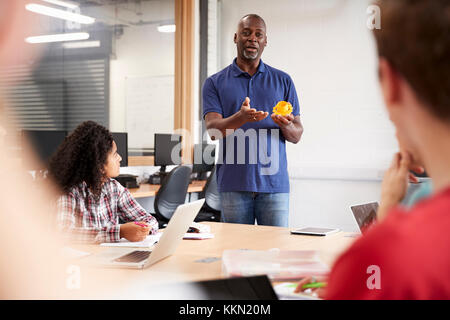 Insegnante nella lezione per gli studenti universitari che studiano/CAD 3D Design Foto Stock