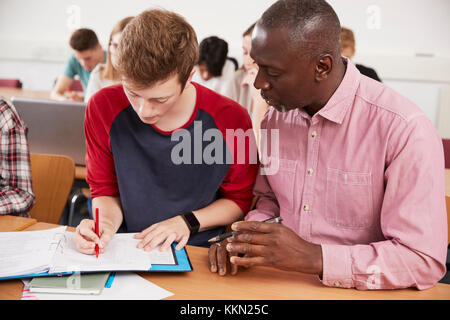 Studente di College ha lezioni individuali da insegnante in classe Foto Stock