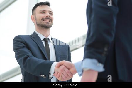 Stretta di mano del business partner dopo un favorevole accordo commerciale Foto Stock