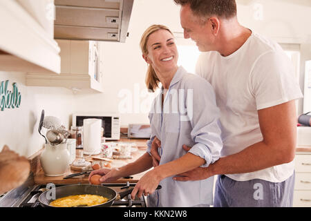 Affettuosa Coppia Matura prepara la colazione in cucina insieme Foto Stock
