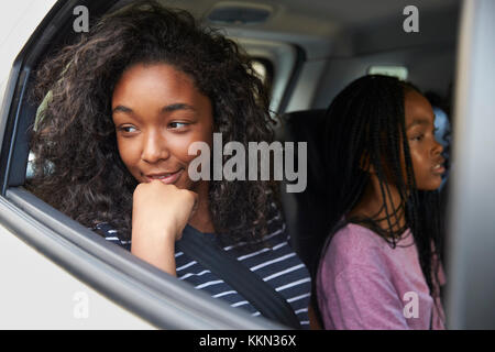 Famiglia con figli adolescenti In auto In Viaggio Foto Stock