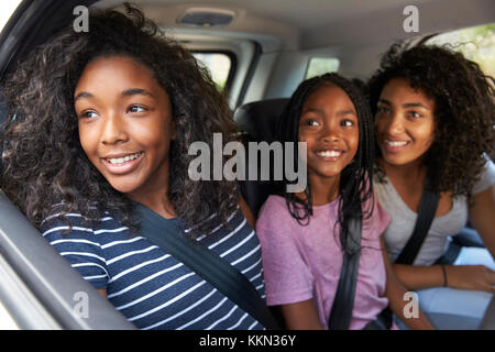 Famiglia con figli adolescenti In auto In Viaggio Foto Stock