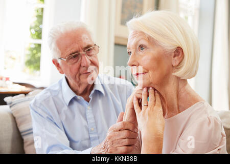 Senior Uomo Donna confortante con la depressione a casa Foto Stock