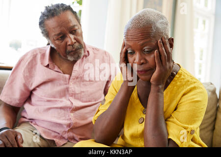 Senior Uomo Donna confortante con la depressione a casa Foto Stock
