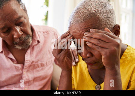 Senior Uomo Donna confortante con la depressione a casa Foto Stock