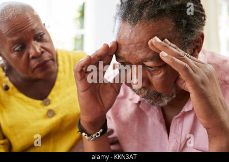 Senior Donna Uomo confortante con la depressione a casa Foto Stock