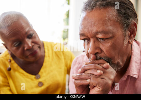 Senior Donna Uomo confortante con la depressione a casa Foto Stock