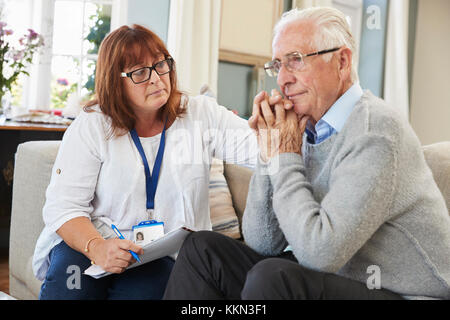 Supporto visite dei lavoratori senior uomo che soffre di depressione Foto Stock