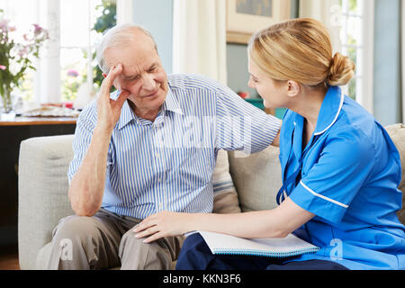 Comunità visite infermiere Senior uomo che soffre di depressione Foto Stock