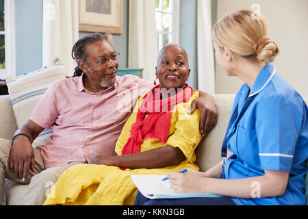 Comunità femminile visite infermiere Coppia senior a casa Foto Stock