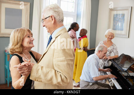 Gruppo di anziani godendo Dancing Club insieme Foto Stock