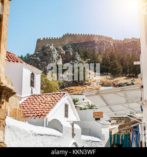 Lindos, Grecia - 10 Settembre 2016: castello medievale sulla Acropoli di Lindos con blue bay al di sotto, l' Isola di Rodi, Grecia Foto Stock