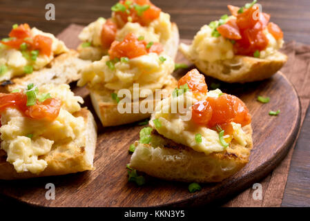 Sana colazione con pane tostato, uova strapazzate, pomodoro. Vista ravvicinata Foto Stock