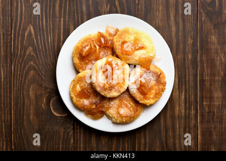 Ricotta pancake caramellato con fette di mela sul tavolo di legno. top view, piatto laici. Foto Stock