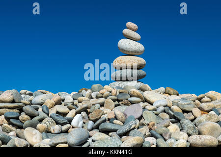 Rock cairn su Stonewall Beach, Chilmark, Matha's Vineyard, Massachusetts, STATI UNITI D'AMERICA. Foto Stock