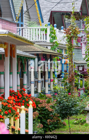 Gingerbread cottages, Oak Bluffs, Martha's Vineyard, Massachusetts, STATI UNITI D'AMERICA. Foto Stock