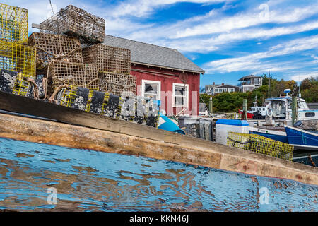 La pesca shack, aragosta trappole e barche nel villaggio di Menemsha, Chilmark, Martha's Vineyard, Massachusetts, STATI UNITI D'AMERICA Foto Stock