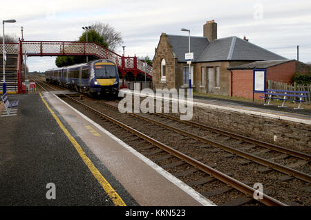 Un treno passa attraverso Barry Links stazione ferroviaria vicino a Carnoustie in Angus che è stato identificato come la Gran Bretagna è meno utilizzato stazione dopo appena 24 passeggeri percorsa da o per la stazione nel 2016/17, secondo i dati pubblicati dall'Ufficio della ferrovia e strada. Foto Stock