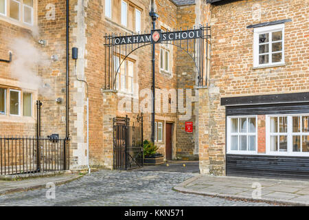 Portale di ingresso a indipendente scuola secondaria (tasse di imbarco di di £ 32,00 nel 2018) a Oakham, Rutland, Inghilterra. Foto Stock