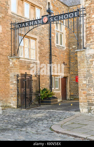 Portale di ingresso a indipendente scuola secondaria (tasse di imbarco di di £ 32,00 nel 2018) a Oakham, Rutland, Inghilterra. Foto Stock