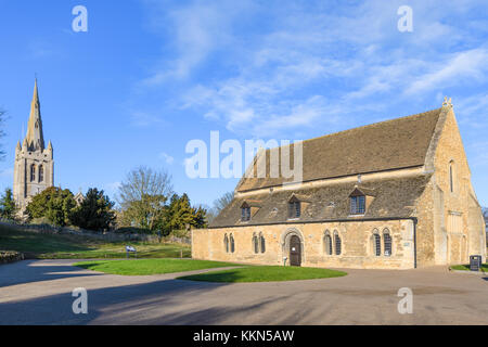 La facciata anteriore della grande hall, il resto del dodicesimo secolo castello normanno a Oakham, Rutland, Inghilterra, con la Chiesa di tutti i santi nel backgro Foto Stock