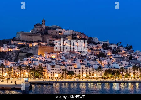 La città di Ibiza e la cattedrale di Santa Maria d'Eivissa di notte, Ibiza, Isole Baleari, Spagna. Foto Stock