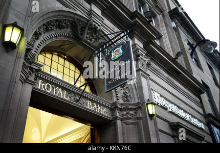 Un ramo della Royal Bank of Scotland di Dundee. La banca ha annunciato che intende chiudere 62 filiali in tutto il paese nel 2018. Foto Stock