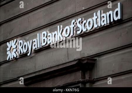 Un ramo della Royal Bank of Scotland di Dundee. La banca ha annunciato che intende chiudere 62 filiali in tutto il paese nel 2018. Foto Stock