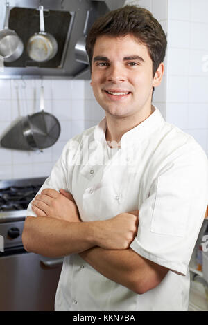 Ritratto di chef maschio in piedi in cucina Foto Stock