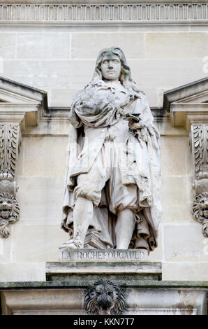 Parigi, Francia. Palais du Louvre. Statua nella cour Napoleone: François VI, Duc de la Rochefoucauld (1613 - 1680) autore francese di massime e memorie. Foto Stock