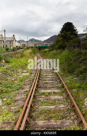 La ferrovia abbandonata la via in cui è usato per eseguire da Blaenau Ffestiniog di Trawsfynydd, Bala e attraverso di Ruabon nel Galles del Nord Foto Stock