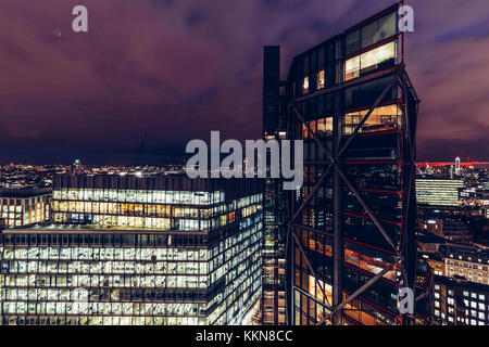 Vista aerea sopraelevata dei moderni e lussuosi appartamenti sullo skyline di Londra di notte Foto Stock